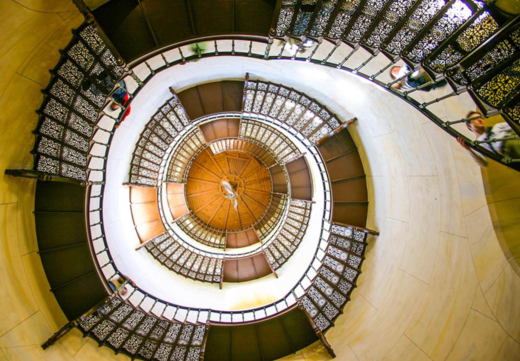 Das Spektakuläre ist aber immer noch der Mittelturm. Von der Halle geht es über 2 halbe seitliche Treppen in die Mitte des nach oben bis unter das Dach offenen Mittelturmes