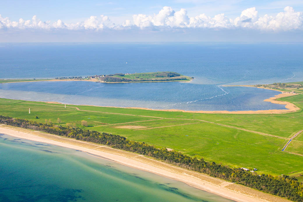 Zum Greifswalder Bodden zwischen Lobbe und Thießow kilometerlanger feinsandiger Badestrand