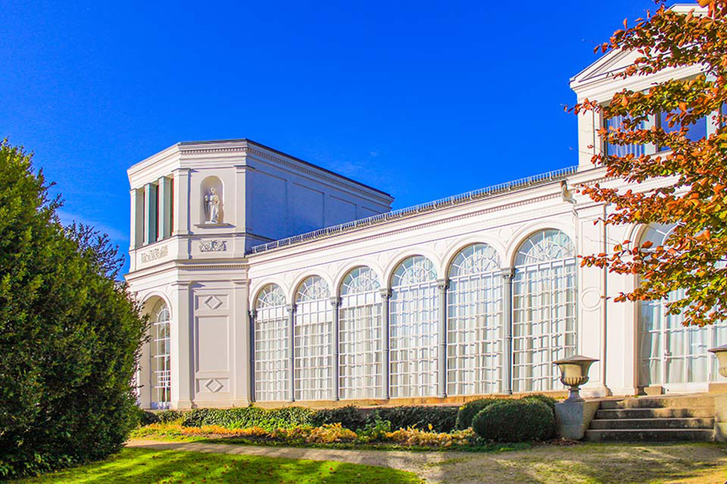 Die Orangerie steht am Rande des Parks auf der höchsten Erhebung