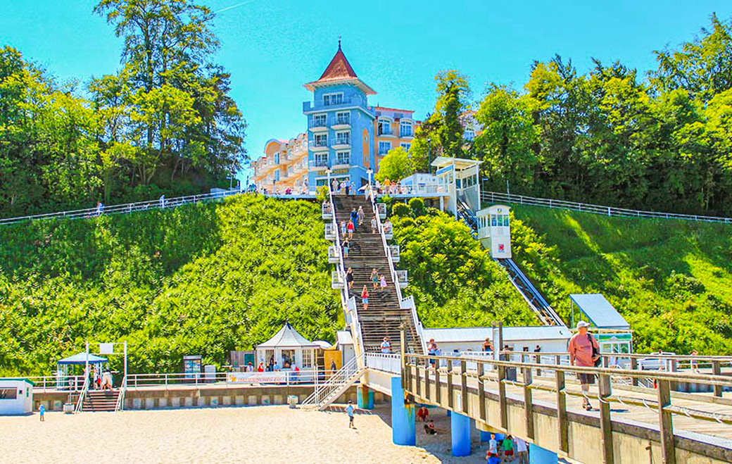 Der Aufgang vom Strand zur Wilhelmstraße mit Treppe oder Schrägaufzug