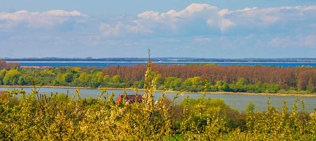 Blick über den Spyker See auf den Großen Jasmunder Bodden